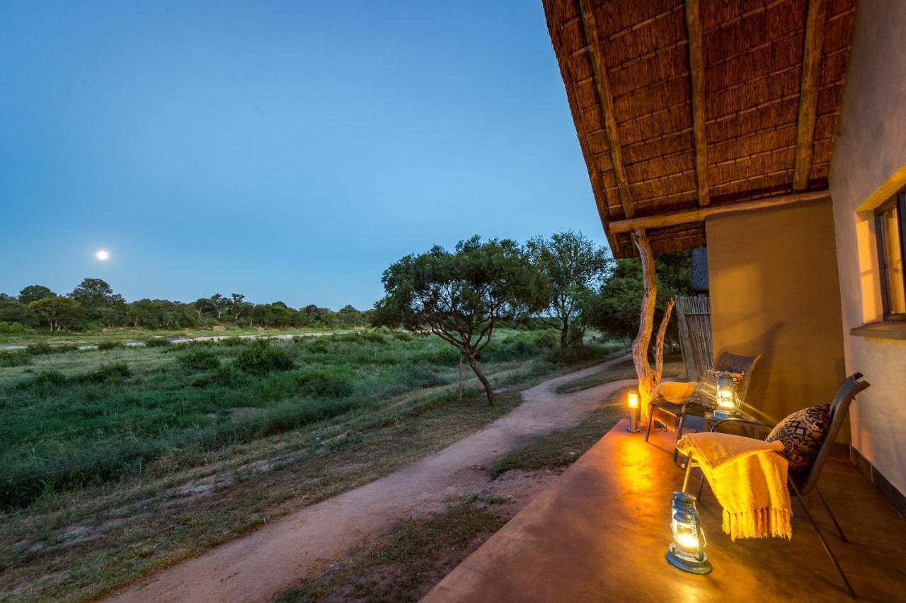 Umkumbe Safari Lodge Riverside Скукуза Екстер'єр фото
