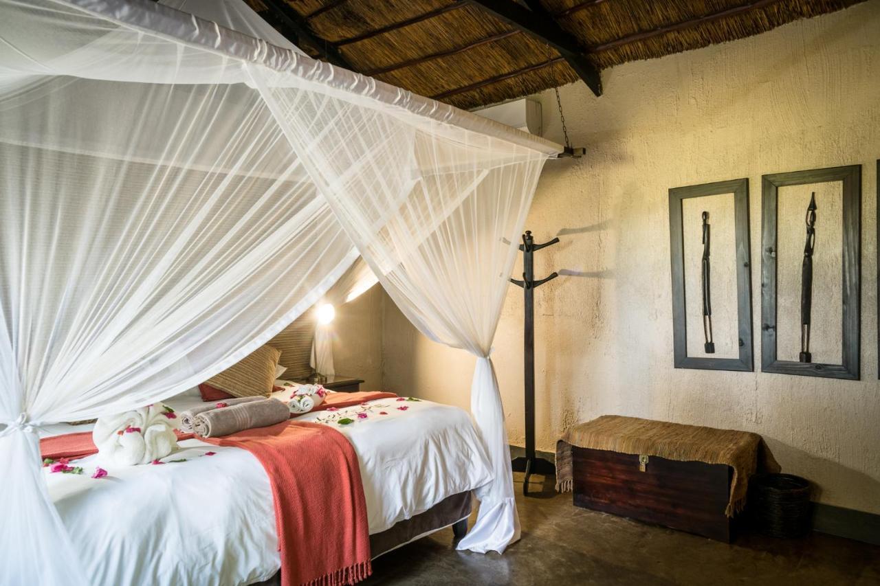 Umkumbe Safari Lodge Riverside Скукуза Екстер'єр фото