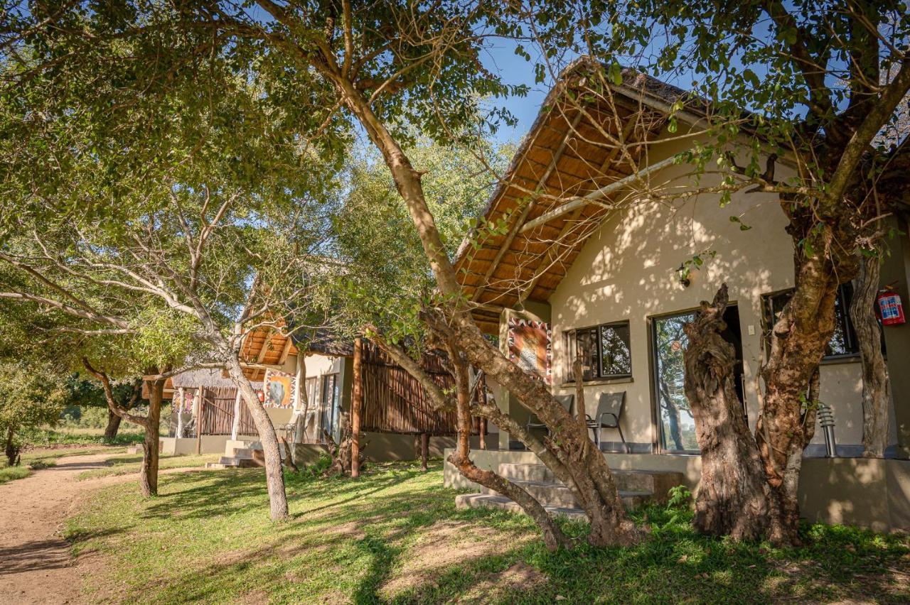 Umkumbe Safari Lodge Riverside Скукуза Екстер'єр фото