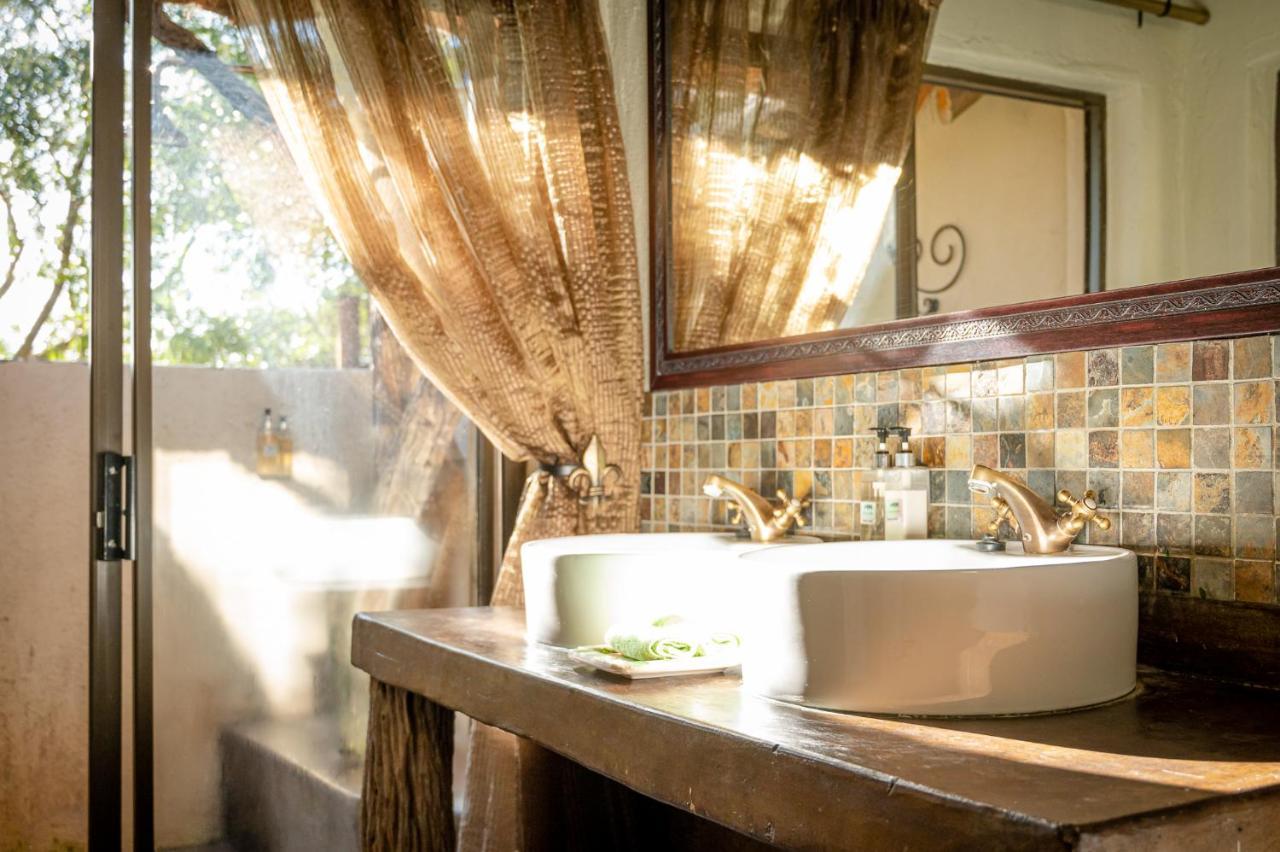 Umkumbe Safari Lodge Riverside Скукуза Екстер'єр фото